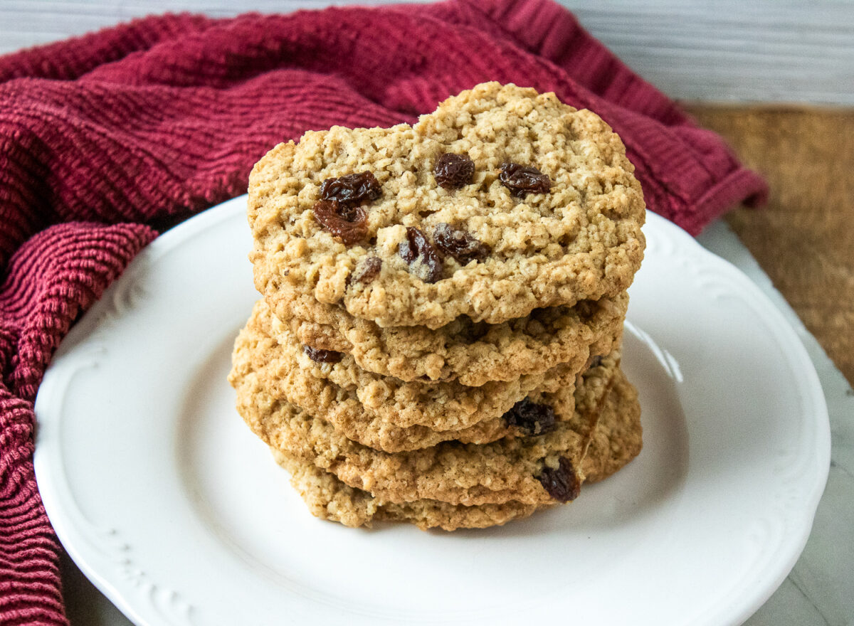 Looking for a delicious oatmeal raisin cookies recipe? Soft, chewy, and delicious oatmeal raisin cookies that are easy to make and delicious! 