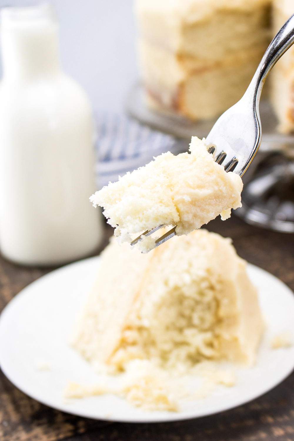 Looking for a delicious and classic white cake recipe? Look no further! This recipe is easy to follow and yields a moist and fluffy cake.