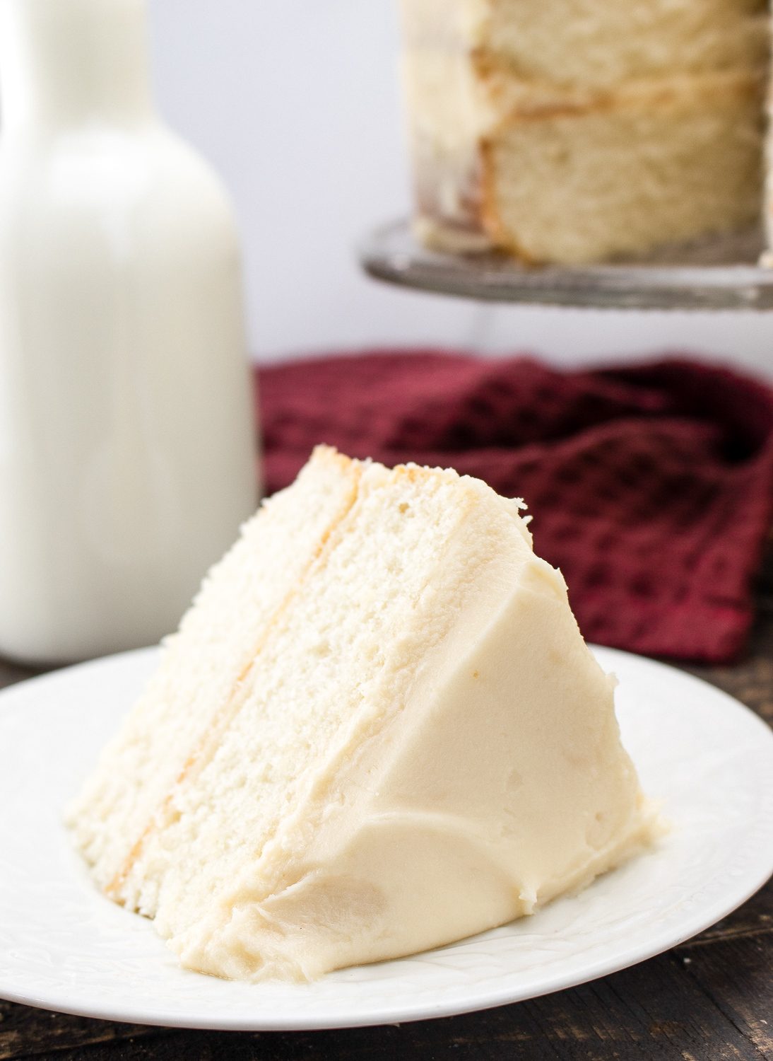 Looking for a delicious and classic white cake recipe? Look no further! This recipe is easy to follow and yields a moist and fluffy cake.