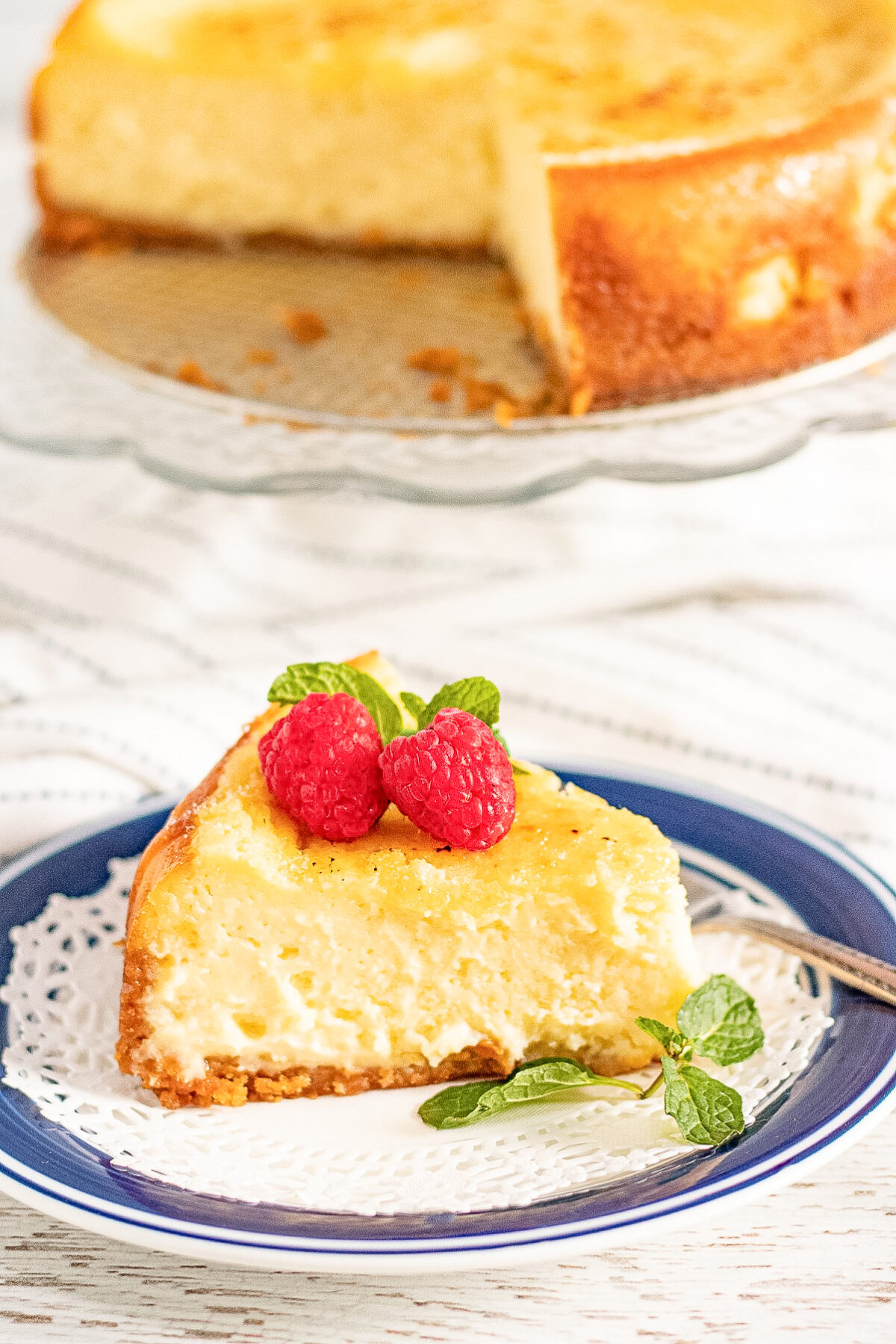 Delicious and creamy cheesecake made easy with your Instant Pot, just try this decadent instant pot crème brûlée cheesecake recipe now!